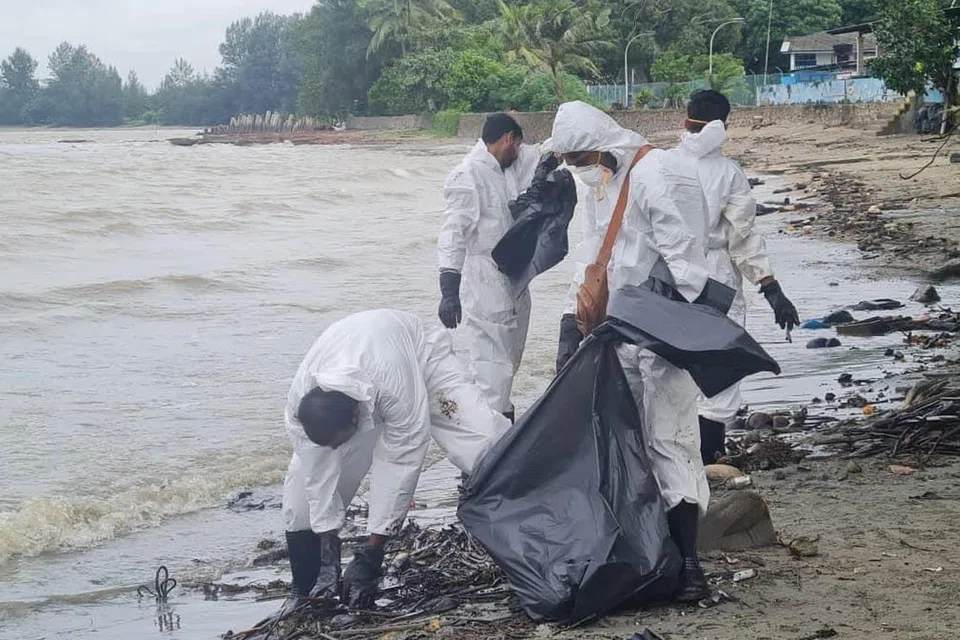 Petugas daripada syarikat kontraktor yang dilantik giat menjalankan kerja pembersihan sisa tumpahan minyak di pantai Johor ekoran tumpahan minyak di Terminal Pasir Panjang, Singapura.