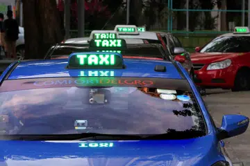 TAMBANG LEBIH TINGGI: Penumpang yang menempah teksi, kereta sewa privet atau khidmat limo melalui aplikasi CDG Zig ComfortDelGro akan dikenakan bayaran platform 70 sen mulai 1 Julai.