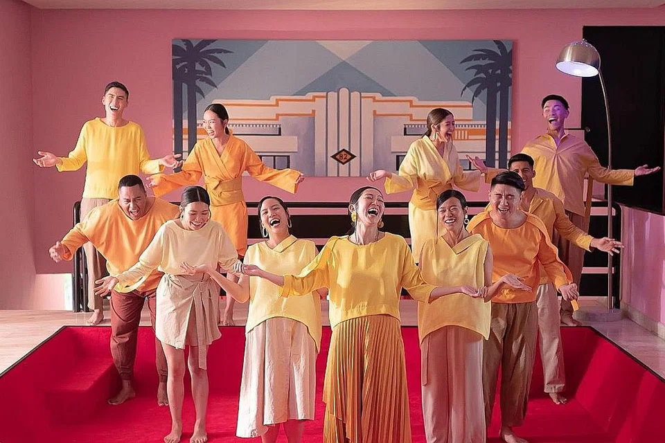 MENCORAK BAHAGIA: Tiong Bahru Social Club adalah filem komedi satira tentang ejen pencetus kegembiraan yang ditugaskan menjaga kesejahteraan penduduk yang menganggotai kelab sosial perintis. - Foto 13 LITTLE PICTURES