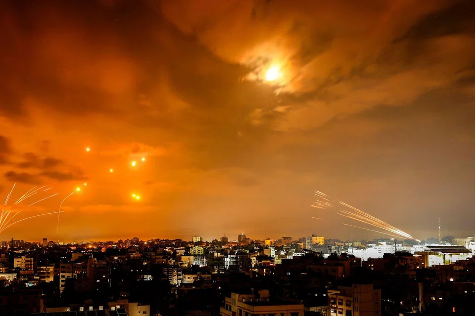 KONFLIK ISRAEL-PALESTIN: Roket yang dilancar oleh militan Palestin dari Gaza dipintas oleh sistem pertahanan misil  Israel pada awal Ahad.