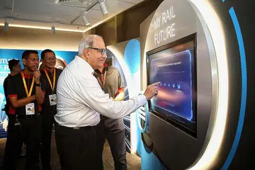 PERMAINAN INTERAKTIF: Encik Iswaran mencuba permainan interaktif yang disediakan di Pusat Teroka Rel Singapura (SRDC), yang dilancarkan oleh SMRT dan disokong LTA. (Dari kiri) Pengarah Urusan SMRT Laluan TEL, Encik Shahrin Abdol Salam dan Presiden SMRT Trains, Encik Lam Sheau Kai. - Foto BH oleh FELINE LIM