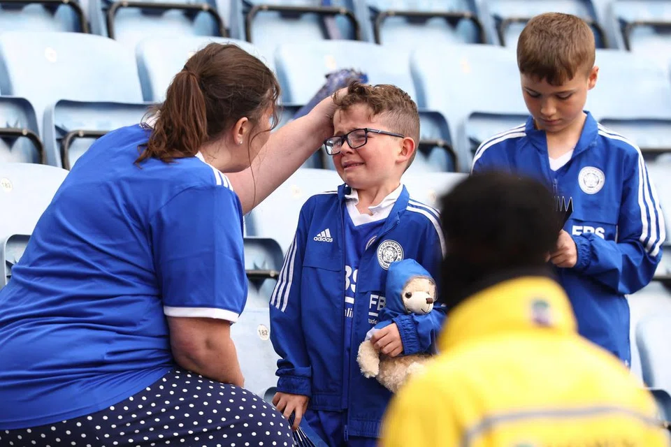 SEBAK: Seorang penyokong cilik Leicester City tidak dapat menahan sebak selepas wisel penamat perlawanan Leicester dengan West Ham. 