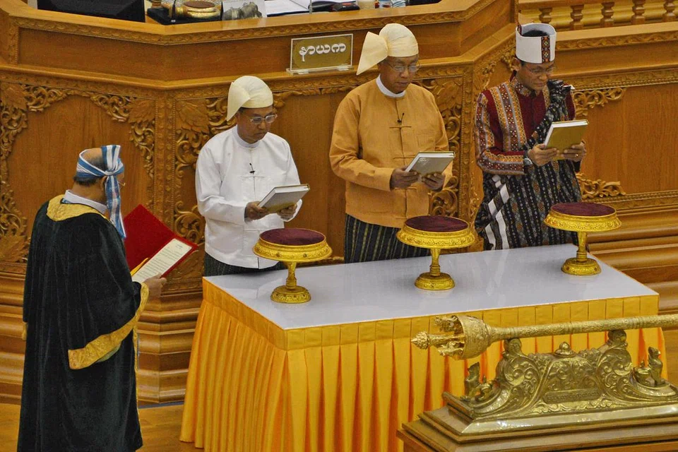 ANGKAT SUMPAH: Presiden baru Myanmar, Encik Htin Kyaw (dua dari kanan), diapit Naib Presiden Myint Swe (dua dari kiri) dan Encik Henry Van Thio (kanan) mengangkat sumpah di hadapan Speaker Parlimen Mahn Win Khine Than dalam satu majlis di Naypyidaw semalam. - Foto AFP