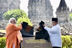 Gambar edaran Istana Presiden Indonesia menunjukkan Perdana Menteri India, Encik Narendra Modi (kiri), dan Presiden Indonesia, Encik Prabowo Subianto, merasmikan plak sempena pelancaran projek pemulihan Kompleks Candi Prambanan di Yogyakarta pada 8 Julai 2026.