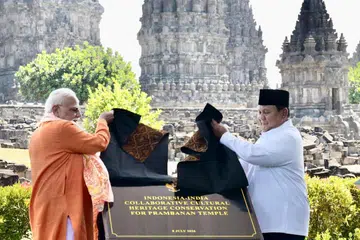 Gambar edaran Istana Presiden Indonesia menunjukkan Perdana Menteri India, Encik Narendra Modi (kiri), dan Presiden Indonesia, Encik Prabowo Subianto, merasmikan plak sempena pelancaran projek pemulihan Kompleks Candi Prambanan di Yogyakarta pada 8 Julai 2026.