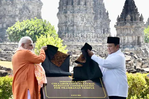 Gambar edaran Istana Presiden Indonesia menunjukkan Perdana Menteri India, Encik Narendra Modi (kiri), dan Presiden Indonesia, Encik Prabowo Subianto, merasmikan plak sempena pelancaran projek pemulihan Kompleks Candi Prambanan di Yogyakarta pada 8 Julai 2026.