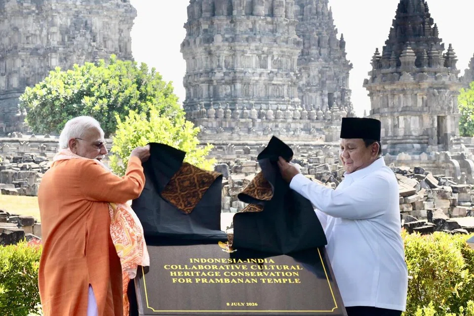 Gambar edaran Istana Presiden Indonesia menunjukkan Perdana Menteri India, Encik Narendra Modi (kiri), dan Presiden Indonesia, Encik Prabowo Subianto, merasmikan plak sempena pelancaran projek pemulihan Kompleks Candi Prambanan di Yogyakarta pada 8 Julai 2026.