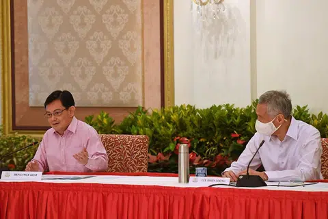 KEPUTUSAN SUKAR: DPM Heng (kiri) dalam suratnya kepada PM Lee (kanan) telah menyebut usia dan keperluan masa serta tenaga yang banyak untuk menjalankan tugas sebagai Perdana Menteri antara faktor beliau membuat keputusan sukar menarik diri sebagai pemimpin 4G. - Foto BH oleh DESMOND FOO
