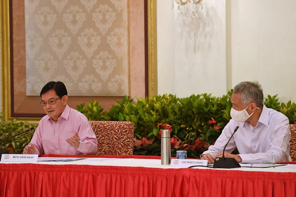 KEPUTUSAN SUKAR: DPM Heng (kiri) dalam suratnya kepada PM Lee (kanan) telah menyebut usia dan keperluan masa serta tenaga yang banyak untuk menjalankan tugas sebagai Perdana Menteri antara faktor beliau membuat keputusan sukar menarik diri sebagai pemimpin 4G. - Foto BH oleh DESMOND FOO