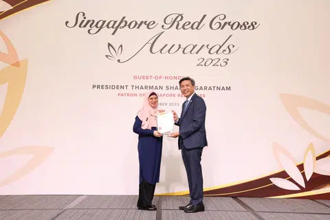 SUMBANGAN DIIKTIRAF: Masa dan tenaga yang dicurahkan Cik Sarbanun Ab Rahman, 55 tahun (kiri), sebagai pendamping perubatan kepada golongan warga emas diiktiraf dengan Anugerah Kepujian Palang Merah Singapura oleh pengerusi Palang Merah Singapura (SRC), Encik Tan Kai Hoe pada 3 Oktober.