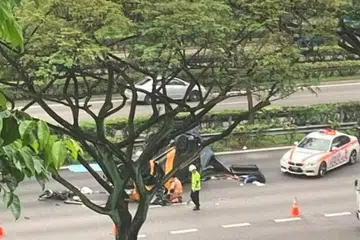 NAHAS MAUT: Seorang lelaki maut dan seorang lagi dibawa ke hospital selepas van dinaiki mereka terbalik dalam satu kemalangan di Ekspreswe Rentas Pulau (PIE).