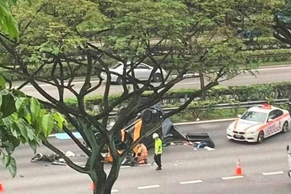 NAHAS MAUT: Seorang lelaki maut dan seorang lagi dibawa ke hospital selepas van dinaiki mereka terbalik dalam satu kemalangan di Ekspreswe Rentas Pulau (PIE).