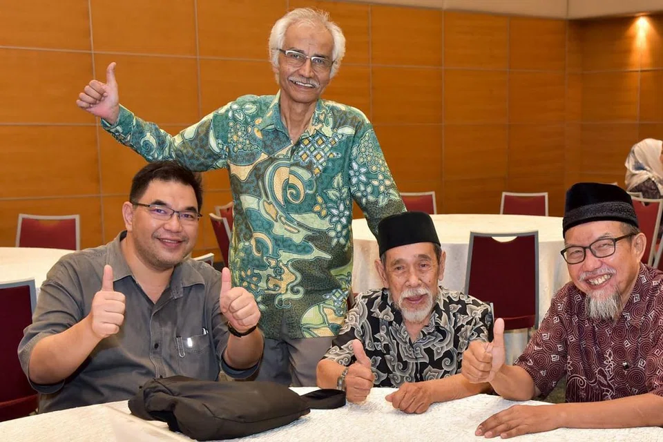 PERTEMUAN SASTERAWAN: Pengadil dan pembimbing Program Mencari Kristal tidak melepaskan peluang bergambar. Mereka terdiri daripada (dari kiri) Encik Juffri Supaat, Encik Hamed Ismail, Encik Suratman Markasan dan Encik Jamal Ismail. - Foto CHAIRUL FAHMY HUSSAINI