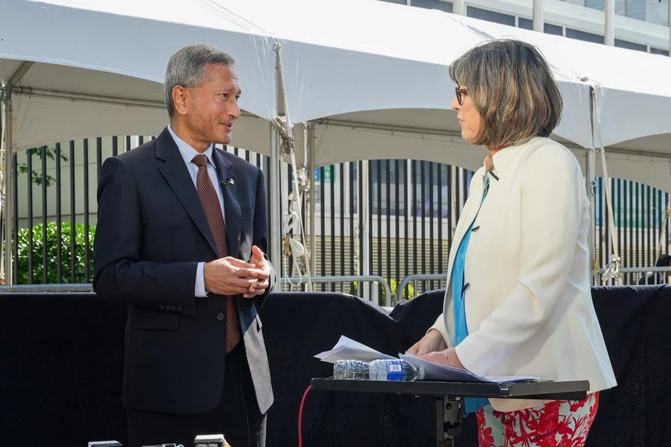 PENDIRIAN SINGAPURA: Dr Vivian Balakrishnan menekankan tentang kepentingan Singapura dan bagaimana ia tetap akan memperjuangkan kepentingannya dalam persekitaran global yang bergolak. Gambar menunjukkan beliau ditemu ramah pemberita ‘CNN International’, Cik Christiane Amanpour (kanan). 