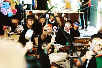 PERSEMBAHAN BERTENAGA: Penghuni Rumah Kebajikan Muhammadiyah (RKM) membuat persembahan di acara pengumpulan dana, CharityFest, pada 2 September. Dana yang dikumpul akan digunakan untuk membiayai kos mengendalikan RKM, serta perbelanjaan bagi program dan kegiatan untuk penghuninya.