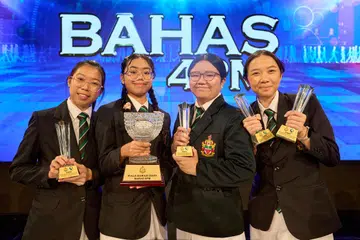 Pasukan Institusi Raffles yang terdiri daripada (dari kiri) Chin Megan, Haziqah Rafiee, Cindy Joanne Allbright, dan Grace Abigail Liu, menjuarai pertandingan bahas peringkat posmenengah 2024 anjuran Persatuan Persuratan Pemuda Pemudi Melayu (4PM) pada 17 Ogos.