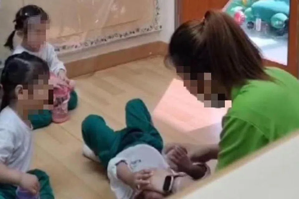 KES DERA: Prasekolah Kinderland Singapore mendapat kecaman  menyusuli penularan meluas video gurunya yang didakwa melayan secara buruk kanak-kanak di cawangannya di Woodlands Mart dan Sunshine Place di Choa Chu Kang Avenue 3. 