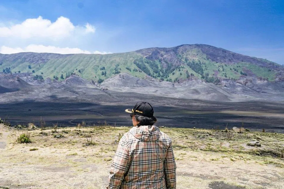 LUAS TERBAKAR: Menteri Lingkungan Hidup dan Kehutanan (LHK) Cik Siti Nurbaya Bakar meninjau lokasi kebakaran di Bromo pada 23 September 2023. 