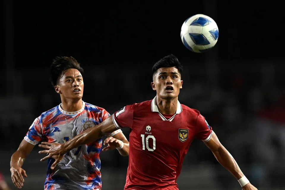 BAKAT SEMULA JADI: Pemain Indonesia Ramadhan Sananta (kanan) bersaing dengan pemain Filipina Pocholo Buas semasa perlawanan kelayakan Piala Dunia pada November 2023. Ramadhan dijangka menjadi antara pemain tunggak pasukan Indonesia di Piala Asia kali ini. 
