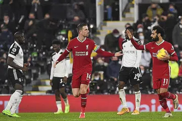 SELAMATKAN LIVERPOOL: Mohamed Salah (kanan) meraikan bersama rakan pasukan Jordan Henderson (tengah) selepas menyempurnakan sepakan penalti. - Foto EPA-EFE
