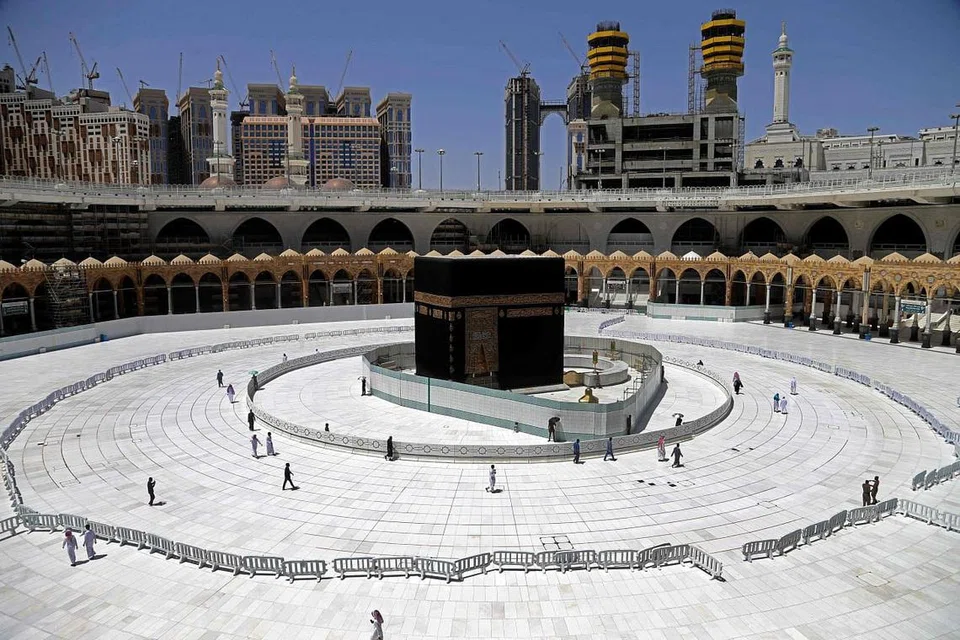 LENGANG: Keadaan di Masjidil Haram kelihatan lengang pada 3 April 2020. - FOTO: AFP
