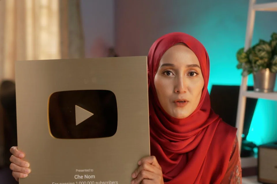 Che Nom dengan pingat daripada YouTube setelah mencecah lebih 1 juta pengikut. Beliau kini mempunyai 2.34 juta pengikut.