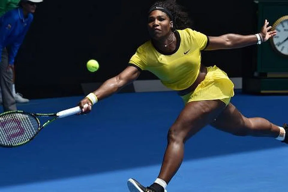 Serena Williams membalas pukulan dalam kemenangan 6-4, 6-1 ke atas Maria Sharapova dalam suku akhir tenis Terbuka Australia di Melbourne Park pada Selasa, 26 Januari. Gambar AFP 