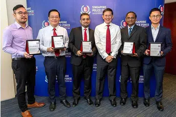 KERJASAMA DIHARGAI: Pengarah Jabatan Ehwal Perniagaan, Encik David Chew (tiga dari kanan) bersama wakil daripada DBS Bank, OCBC Bank, UOB, Resorts World Sentosa dan Marina Bay Sands, dalam satu upacara semalam. - Foto SPF
