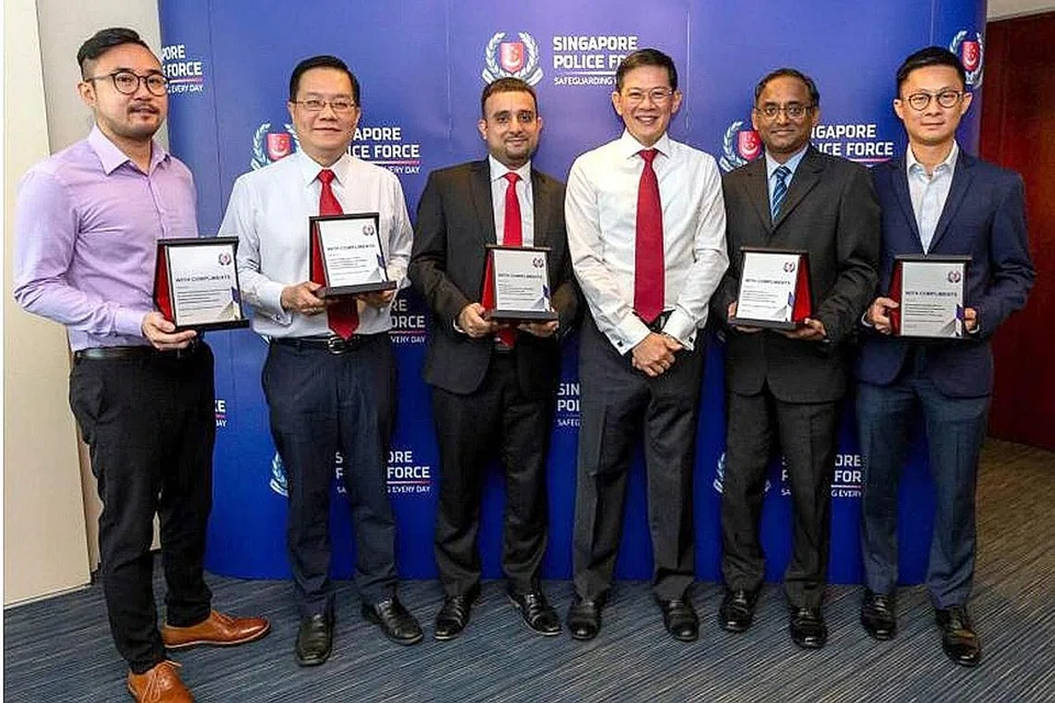 KERJASAMA DIHARGAI: Pengarah Jabatan Ehwal Perniagaan, Encik David Chew (tiga dari kanan) bersama wakil daripada DBS Bank, OCBC Bank, UOB, Resorts World Sentosa dan Marina Bay Sands, dalam satu upacara semalam. - Foto SPF