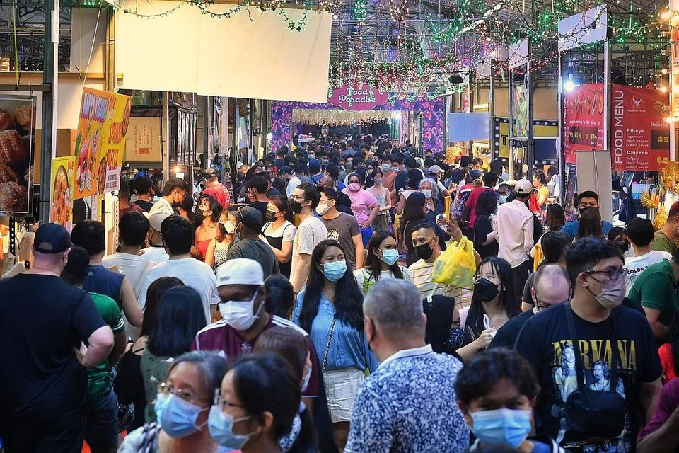 MERIAH: Keadaan acara Pengalaman Beli-Belah Hari Raya Geylang Serai di Wisma Geylang Serai pada malam terakhir pelaksanaan bazar itu pada 2 Mei 2022. - Foto BH oleh CHONG JUN LIANG