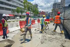 (Gambar hiasan) Dengan pemanasan global, pekerja yang bertugas di luar menghadapi risiko lebih tinggi mengalami tekanan haba dengan suhu yang meningkat di Singapura, kata Kementerian Tenaga Manusia (MOM).