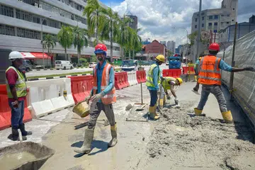 (Gambar hiasan) Dengan pemanasan global, pekerja yang bertugas di luar menghadapi risiko lebih tinggi mengalami tekanan haba dengan suhu yang meningkat di Singapura, kata Kementerian Tenaga Manusia (MOM).