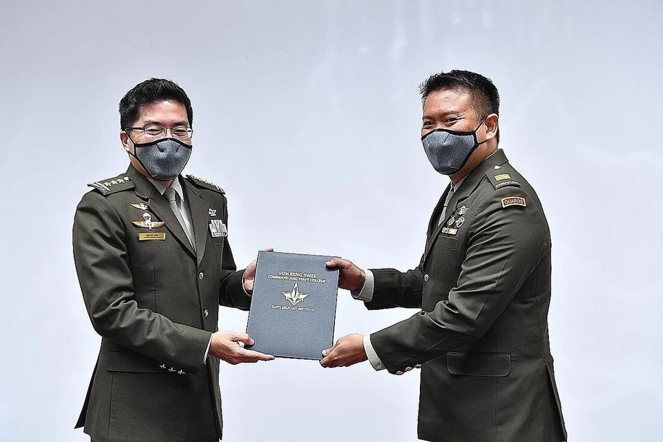 PENYAMPAIAN SIJIL: Panglima Pasukan Pertahanan (CDF), Leftenan Jeneral Melvyn Ong (kiri), menyampaikan sijil kelulusan Kursus Komand dan Staf (CSC) kepada Kapten (NS) Abdul Haniff Abdul Khalik. - Foto MINDEF