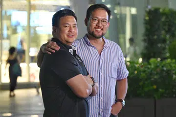 Presiden Akuatik Singapura (SAQ), Mark Chay (kiri), yang tidak akan bertanding lagi bagi jawatan Presiden persatuan itu, bersama Setiausaha Agung SAQ, Kenneth Goh, calon baru Presiden. 