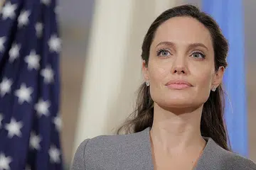 MANGSA BERITA ANGIN: Angelina Jolie juga dilaporkan dalam laman yang terkenal suka menyebarkan berita angin mengenai selebriti, mengalami anoreksia (masalah pemakanan kerana ingin tubuh sentiasa langsing), perceraian dengan suaminya Brad Pitt dan terbaru, konon beliau telah membunuh diri. - Foto REUTERS
