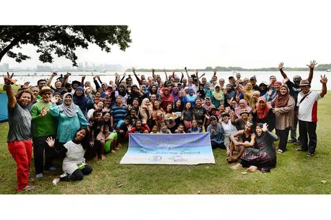 SUASANA MERIAH: Bekas penduduk Pulau Sekijang Bendera dan Pulau Sekijang Pelepah telah datang bersama untuk berkelah sambil mengenang kembali kenangan manis di pulau tersebut. - Foto ZAINAL YAHYA