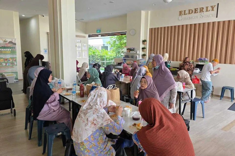 Warga emas menikmati juadah sambil berinteraksi mesra di Ruang Komuniti Warga Emas (ECS) Masjid Hasanah, selepas menghadiri kelas dhuha dan menanti program seterusnya.