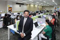 USAHA BERSAMA: (Gambar atas) Encik Abdul Aziz Yusof dengan para pekerjanya. - Foto CLEANING EXPRESS PTE LTD