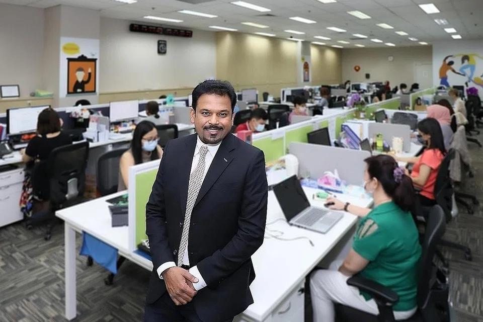 USAHA BERSAMA: (Gambar atas) Encik Abdul Aziz Yusof dengan para pekerjanya. - Foto CLEANING EXPRESS PTE LTD