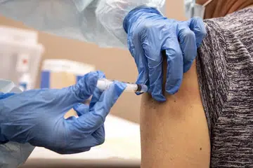 LANGKAH BERJAGA-JAGA: Kementerian Kesihatan (MOH) mengeluarkan kenyataan pada Ahad (25 Oktober) yang memberi nasihat agar penggunaan dua vaksin infuenza, SkyCellflu Quadrivalent dan Vaxigrip Tetra, dihentikan buat sementara waktu, selepas kes kematian bersangkutan dengan vaksin influenza dilaporkan di Korea Selatan. - Foto EPA-EFE