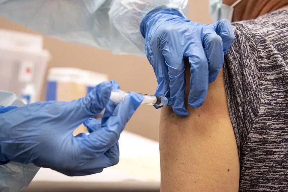 LANGKAH BERJAGA-JAGA: Kementerian Kesihatan (MOH) mengeluarkan kenyataan pada Ahad (25 Oktober) yang memberi nasihat agar penggunaan dua vaksin infuenza, SkyCellflu Quadrivalent dan Vaxigrip Tetra, dihentikan buat sementara waktu, selepas kes kematian bersangkutan dengan vaksin influenza dilaporkan di Korea Selatan. - Foto EPA-EFE