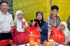 SALING MEMBANTU: Profesor Madya Dr Fatimah Lateef (dua dari kanan) bergambar bersama penerima habuan - (dari dua dari kiri) Cik Aton Sapuan, 77 tahun; Cik Saeyah Abdul Rahim, 81 tahun; dan Hajah Hasanah Mohd Saleh, 71 tahun. Berdiri di kiri ialah Encik Tay Khoon Hua, Pengerusi Active Trade Fair. - Foto KHALID BABA