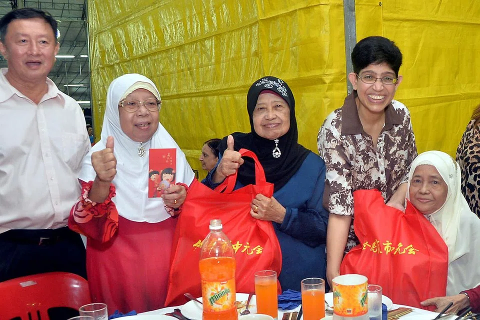 SALING MEMBANTU: Profesor Madya Dr Fatimah Lateef (dua dari kanan) bergambar bersama penerima habuan - (dari dua dari kiri) Cik Aton Sapuan, 77 tahun; Cik Saeyah Abdul Rahim, 81 tahun; dan Hajah Hasanah Mohd Saleh, 71 tahun. Berdiri di kiri ialah Encik Tay Khoon Hua, Pengerusi Active Trade Fair. - Foto KHALID BABA
