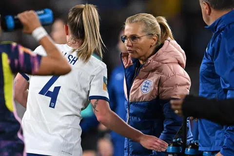 PENGURUS CONTOH: Sarina Weigman (berkaca mata) membawa pasukannya ke peringkat akhir bagi pertandingan utama yang keempat buat dirinya.