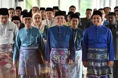 SOKONGAN UNTUK RAKYAT:  Menteri Kewangan, Tengku Datuk Seri Zafrul Tengku Abdul Aziz (dua dari kiri) bersama-sama Perdana Menteri Malaysia, Dato' Sri Ismail Sabri Yaakob (tengah), berjalan seiringan semasa berjalan di Dewan Rakyat bagi membentangkan Bajet 2023, tadi. - Foto