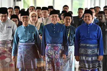 SOKONGAN UNTUK RAKYAT:  Menteri Kewangan, Tengku Datuk Seri Zafrul Tengku Abdul Aziz (dua dari kiri) bersama-sama Perdana Menteri Malaysia, Dato' Sri Ismail Sabri Yaakob (tengah), berjalan seiringan semasa berjalan di Dewan Rakyat bagi membentangkan Bajet 2023, tadi. - Foto