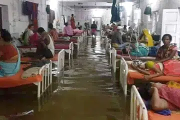 BANJIR DI HOSPITAL: Bilik dan koridor di sebuah hospital di Bihar, India, dibanjiri air kotor. Ikan-ikan dilihat berenang di dalam air kotor tersebut. FOTO: Twitter @yadavtejashwi