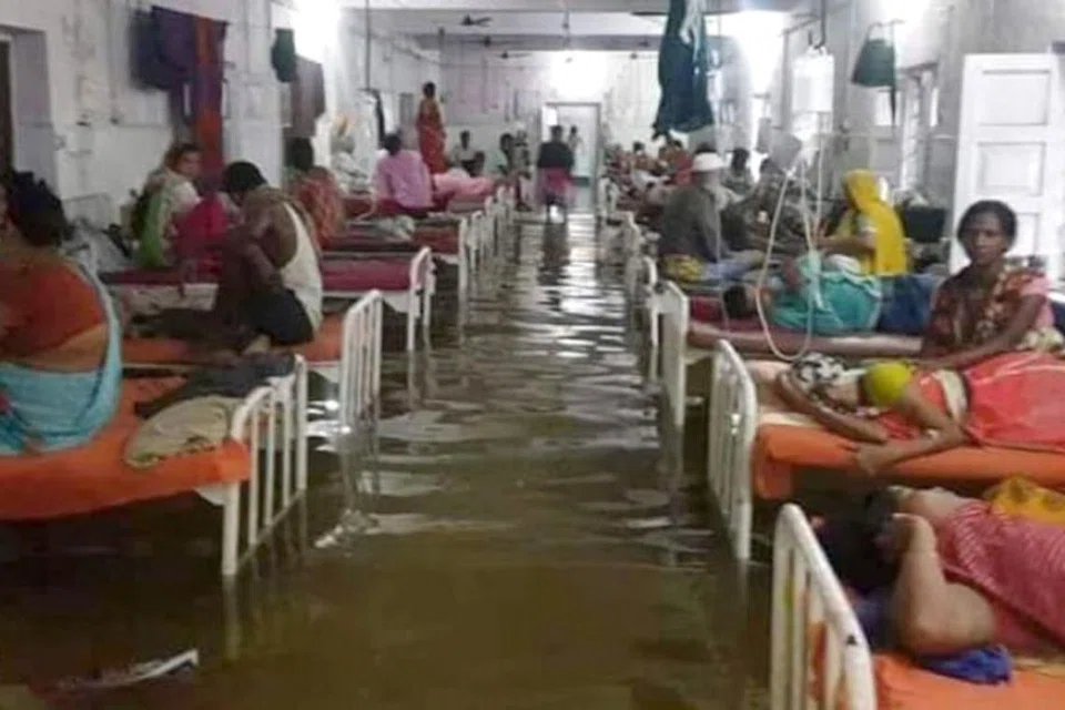 BANJIR DI HOSPITAL: Bilik dan koridor di sebuah hospital di Bihar, India, dibanjiri air kotor. Ikan-ikan dilihat berenang di dalam air kotor tersebut. FOTO: Twitter @yadavtejashwi