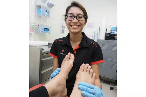 PERLU ELAK KECEDERAAN: Cik Nur Faezah berkata panduan penjagaan kaki untuk pesakit kencing manis yang dikongsinya bertujuan membantu pesakit mengelak daripada kecederaan di kaki dan pengesanan serta rawatan awal jika kecederaan ditemui. - Foto HOSPITAL TAN TOCK SENG