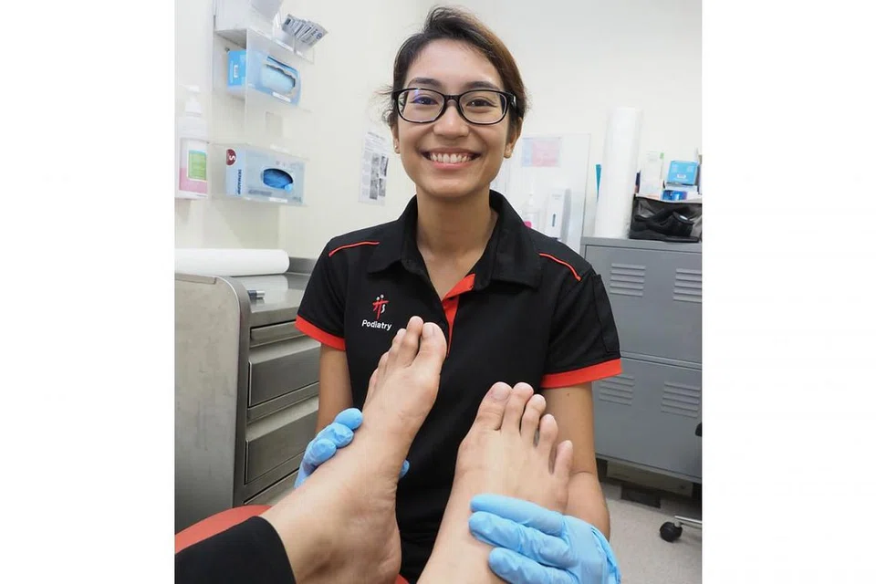 PERLU ELAK KECEDERAAN: Cik Nur Faezah berkata panduan penjagaan kaki untuk pesakit kencing manis yang dikongsinya bertujuan membantu pesakit mengelak daripada kecederaan di kaki dan pengesanan serta rawatan awal jika kecederaan ditemui. - Foto HOSPITAL TAN TOCK SENG